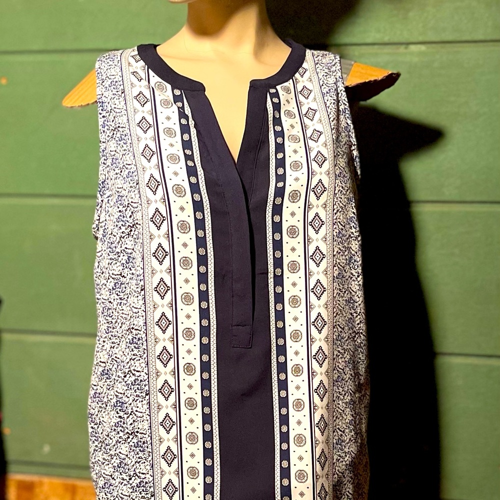 White and blue patterned Dalia dress. Size 6. 100% polyester. Clear inner lining